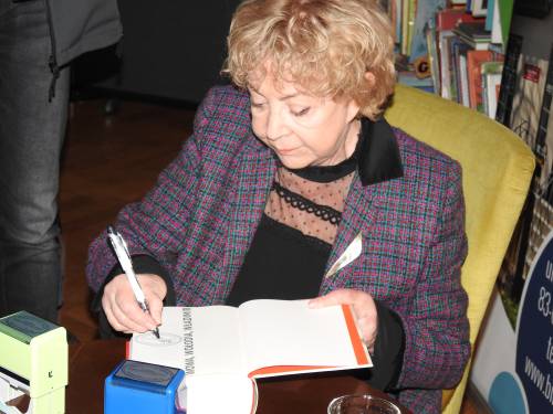 Autorka podpisująca książkę podczas spotkania